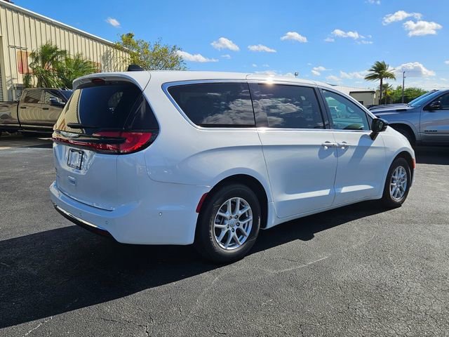 New 2025 Bright White Clear-Coat Exterior Paint Chrysler Select image 12