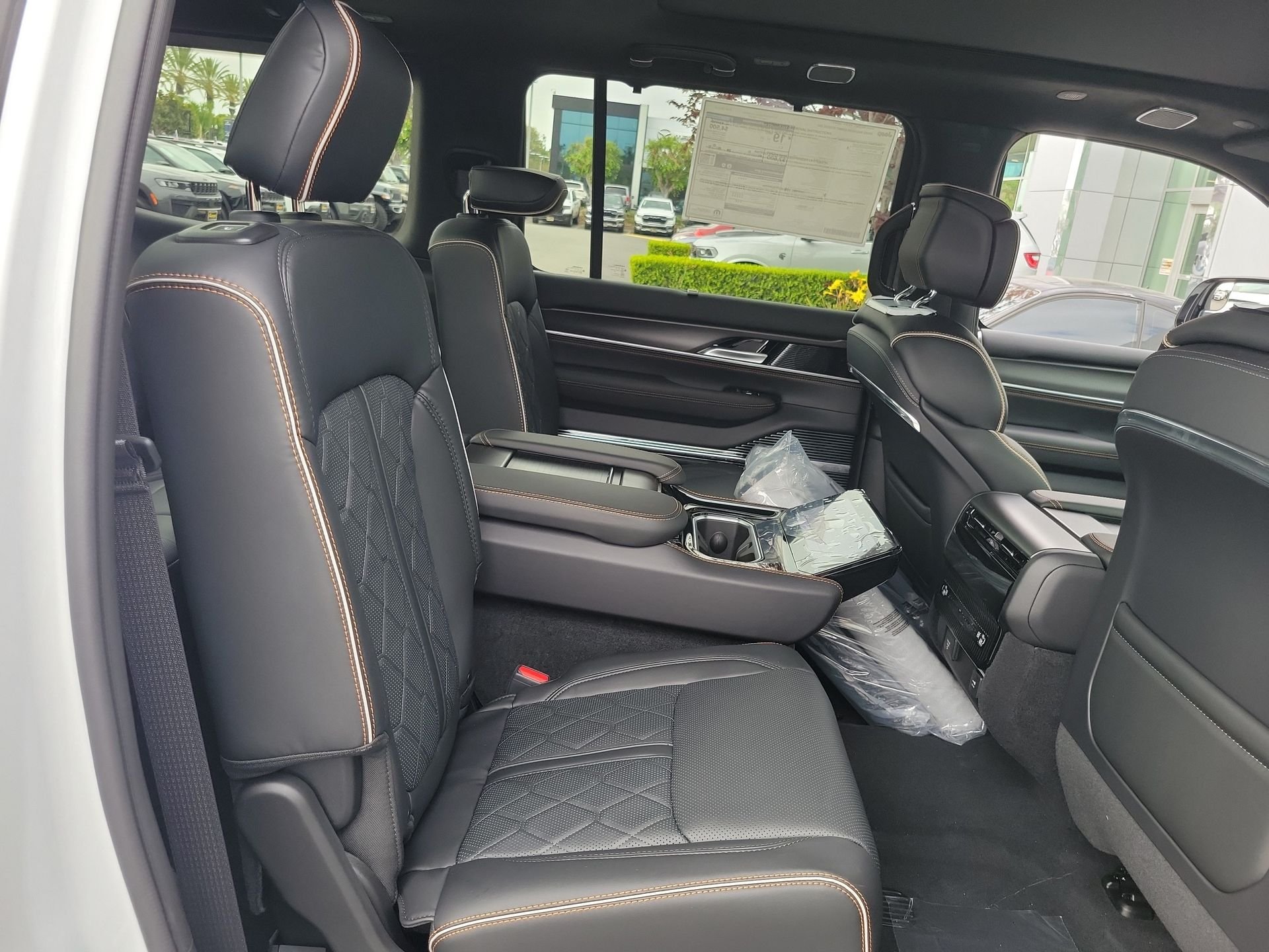 New 2026 Bright White Clear-Coat Exterior Paint Jeep Summit Reserve image 23