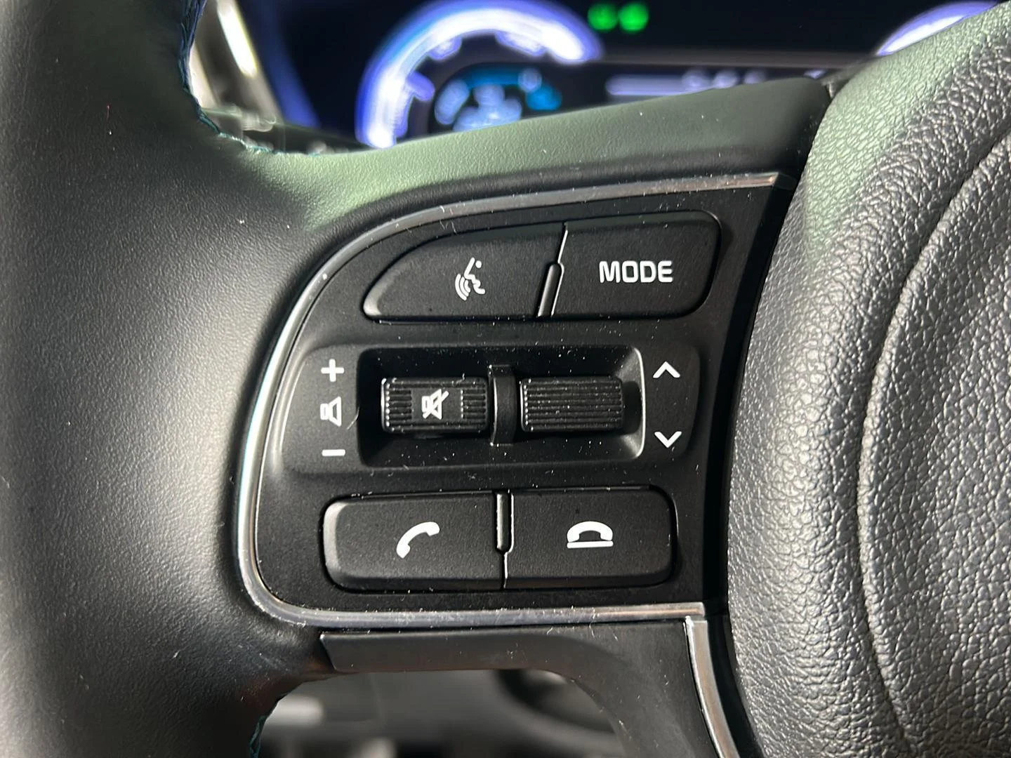 Used 2021 Snow White Pearl Kia LXS image 19