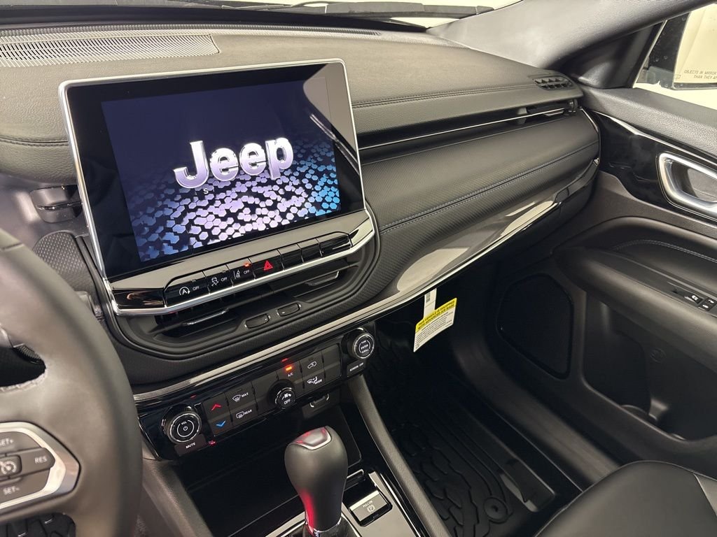 New 2026 Diamond Black Crystal Pearlcoat Jeep Latitude image 24