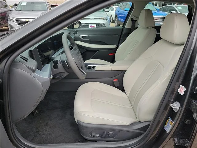 Used 2025 Gray Hyundai SEL Front-Wheel Drive image 12