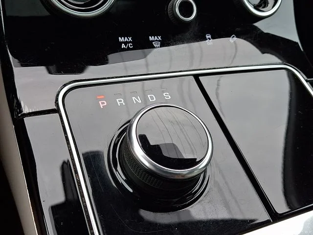 Used 2018  Land Rover SE R-Dynamic image 15