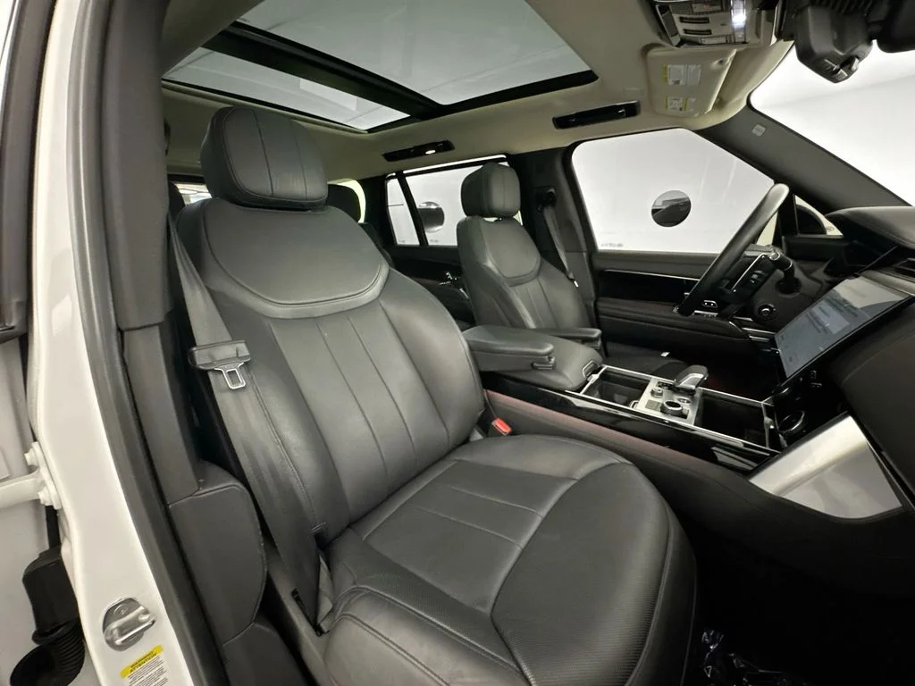Used 2023 White Land Rover SE image 30