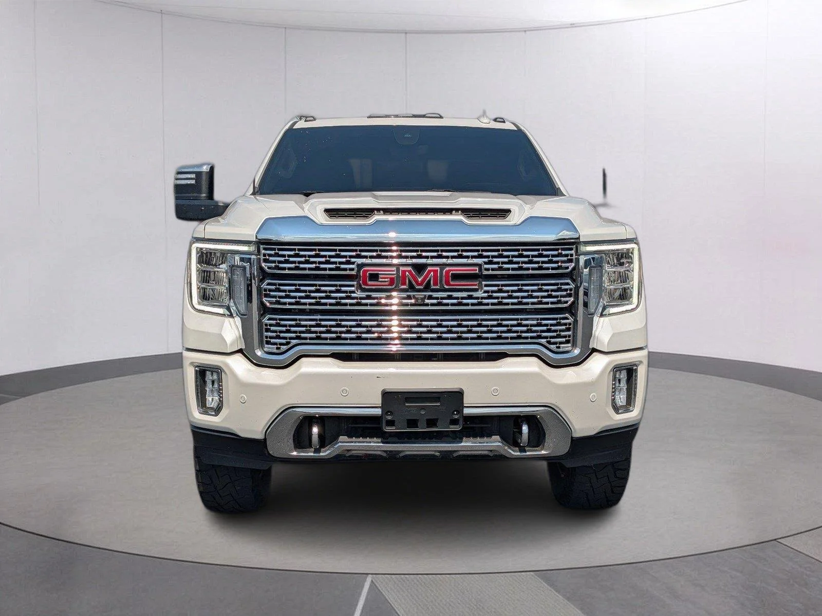 Used 2022 White Frost Tricoat GMC Denali image 9