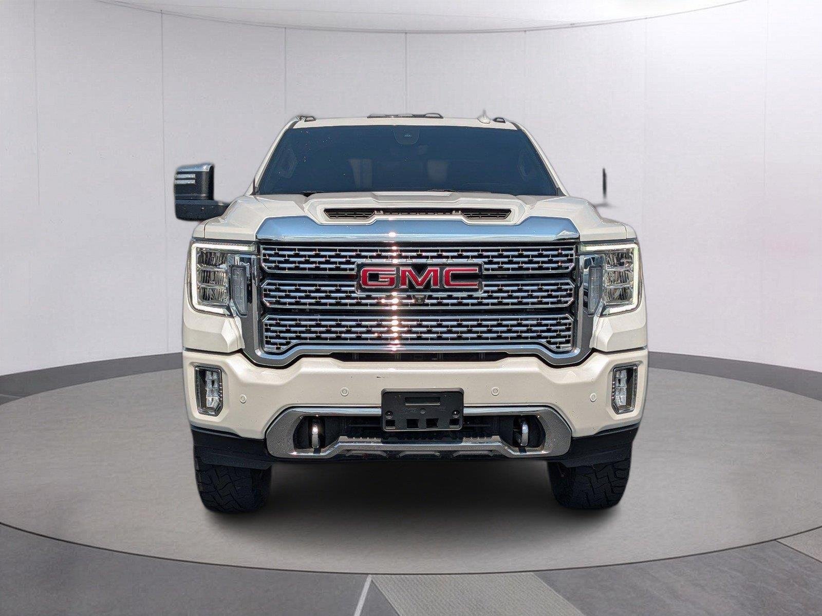 Used 2022 White Frost Tricoat GMC Denali image 9