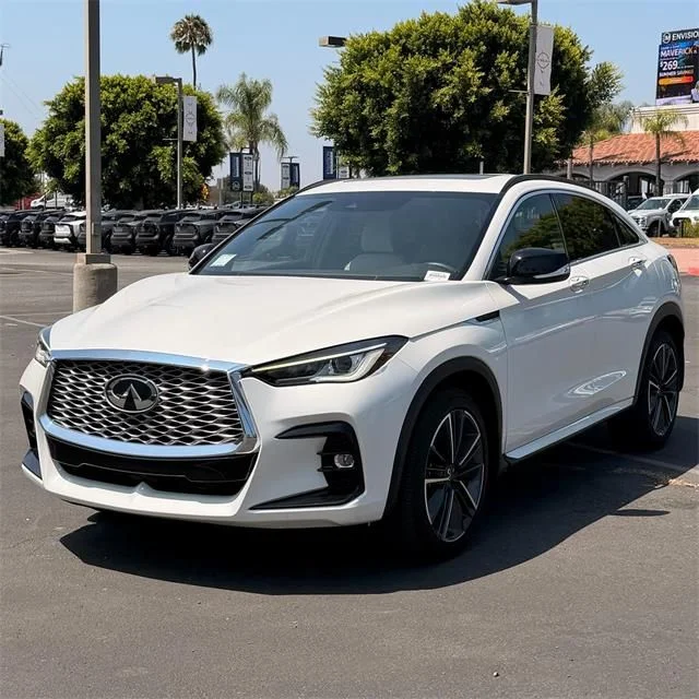 Used 2025 White INFINITI LUXE image 3