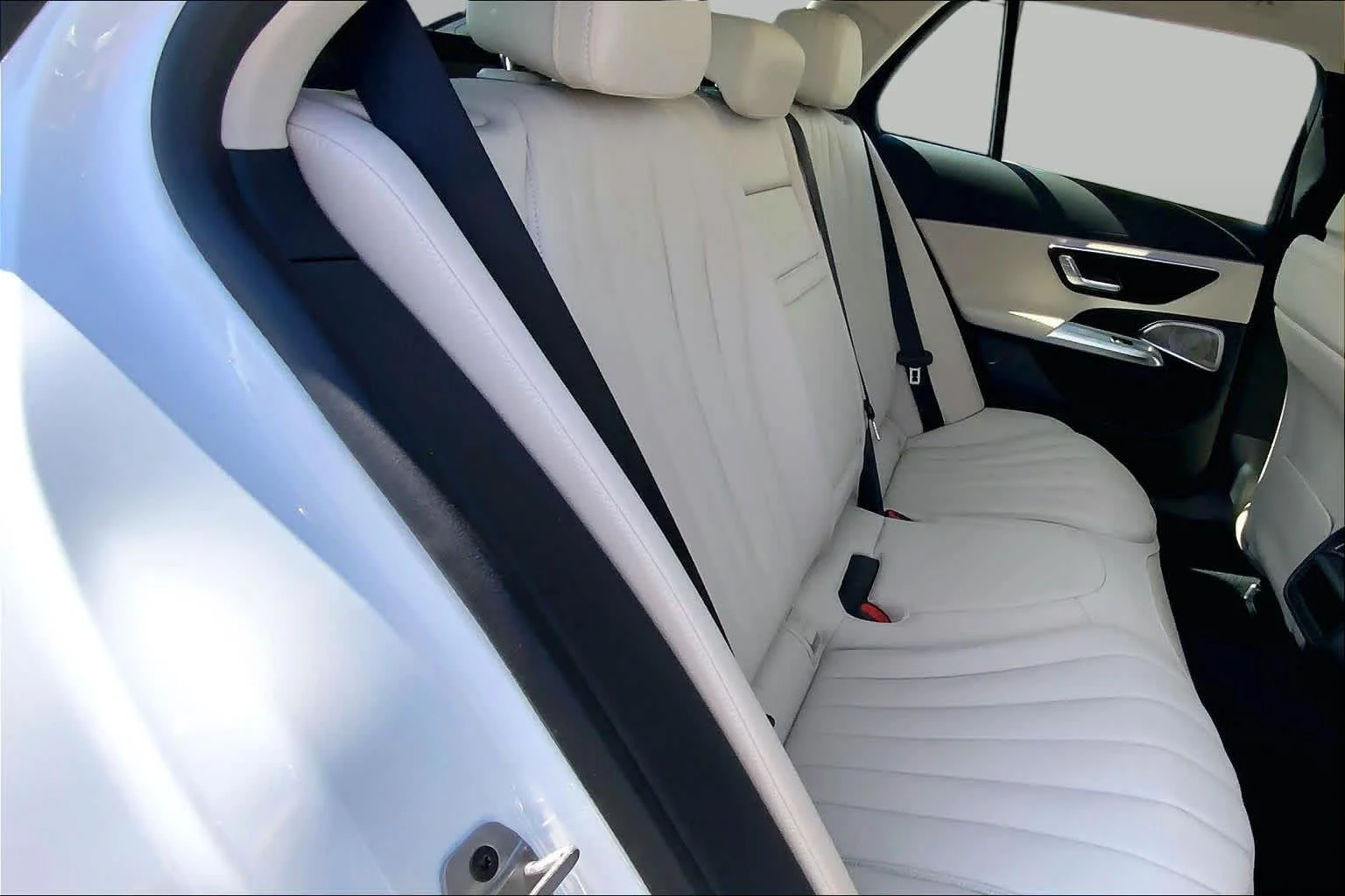Certified Used 2025 MANUFAKTUR Moonlight White Metallic Mercedes-Benz E 450 image 18