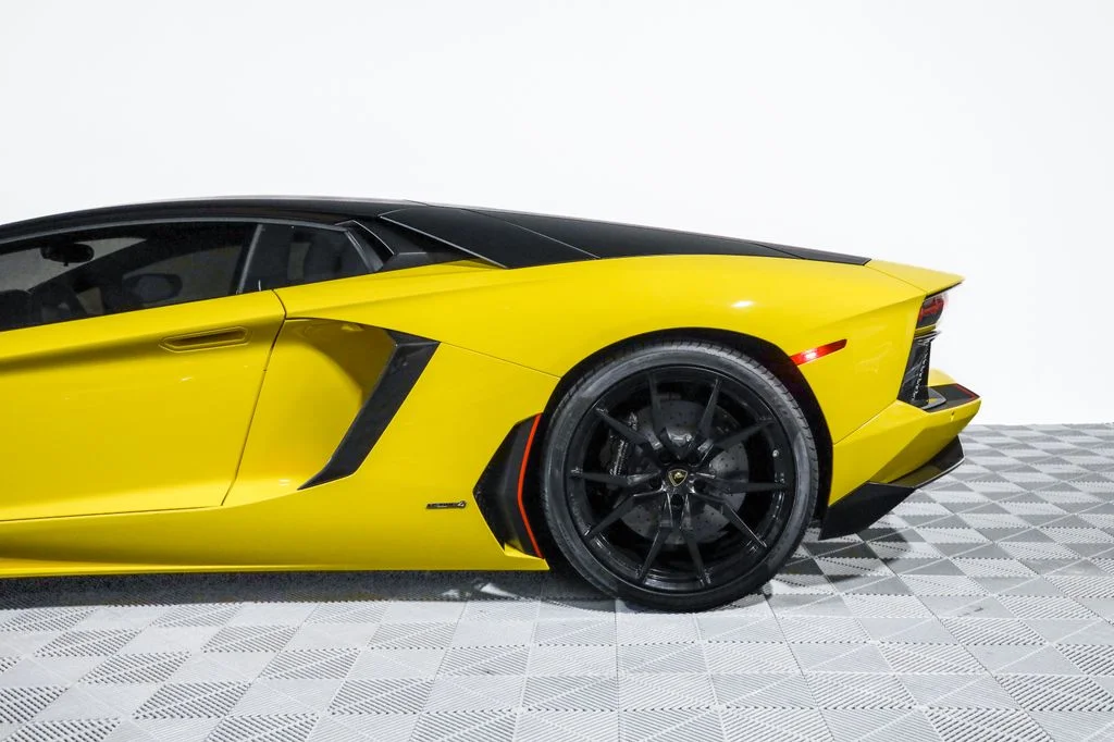Used 2016 Yellow Lamborghini LP700-4 image 18