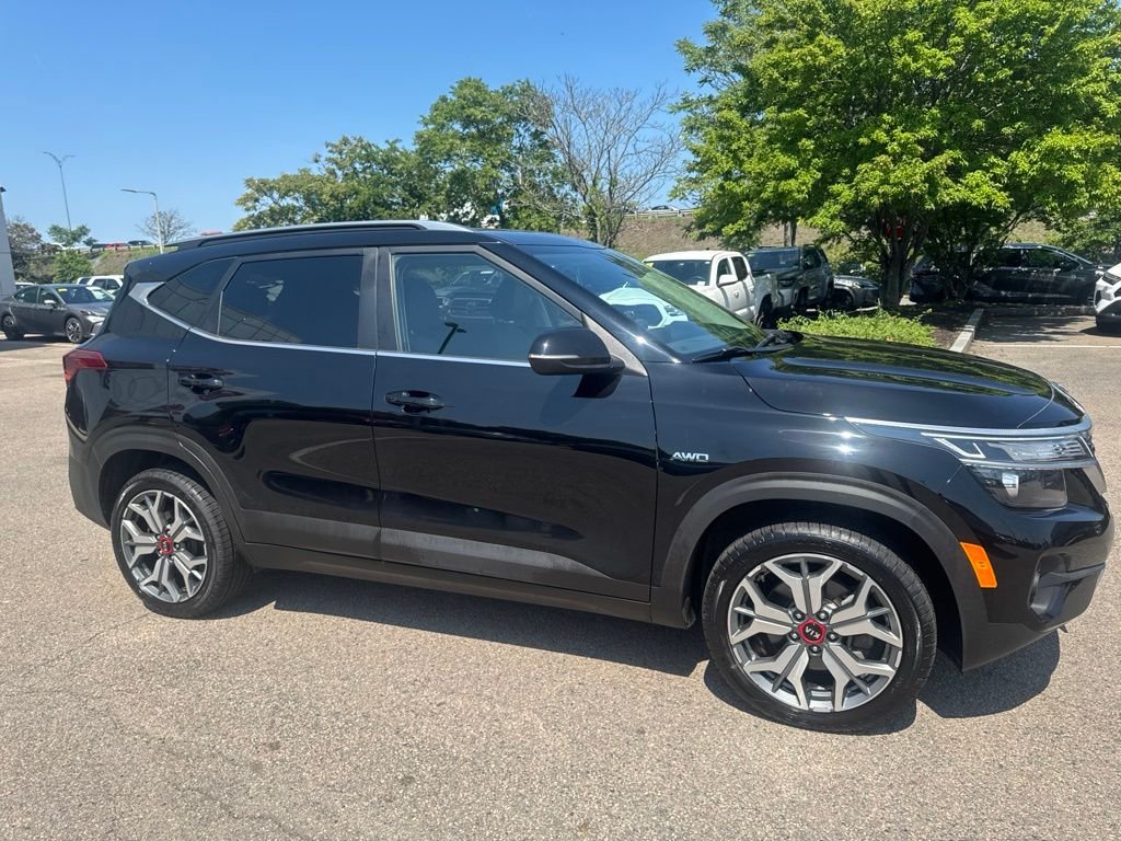 Used 2021 Black Kia S image 10