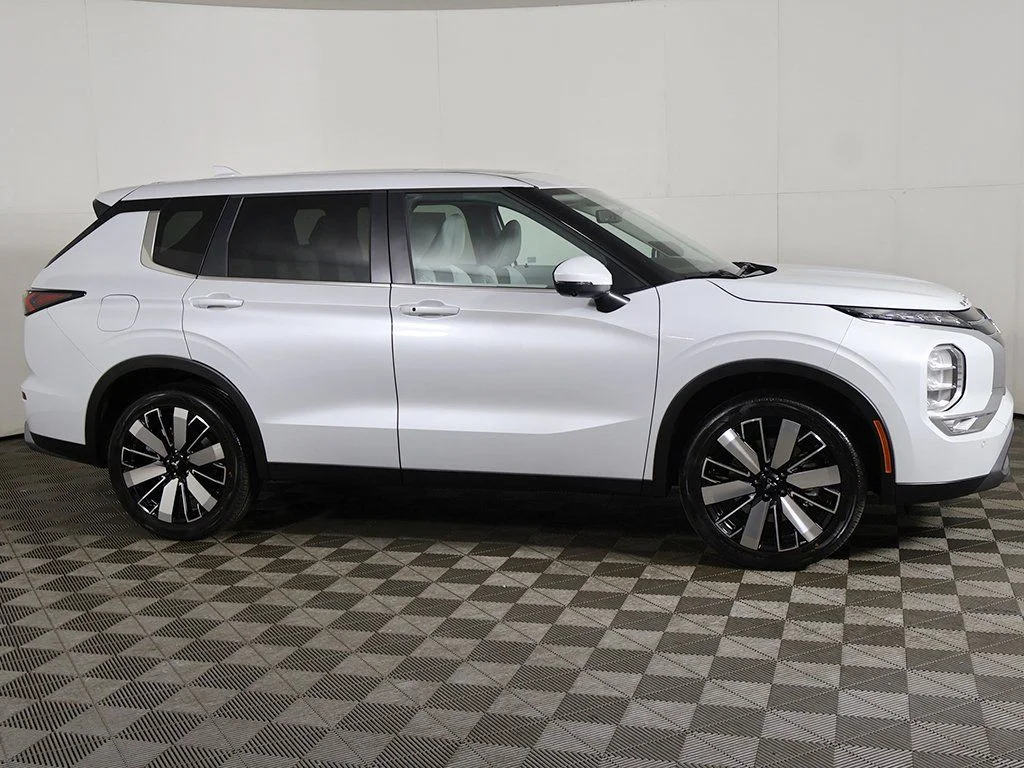 2025 Mitsubishi Outlander SE - Photo 17