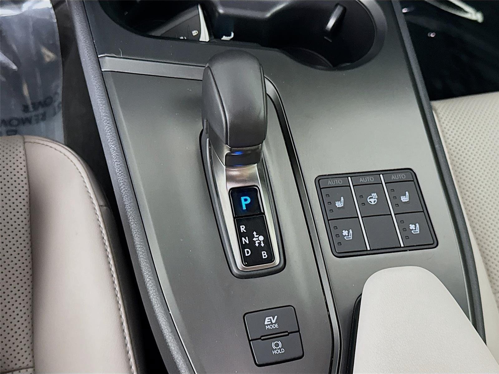 Used 2025 Ultra White Lexus UX 300h F SPORT Design image 18