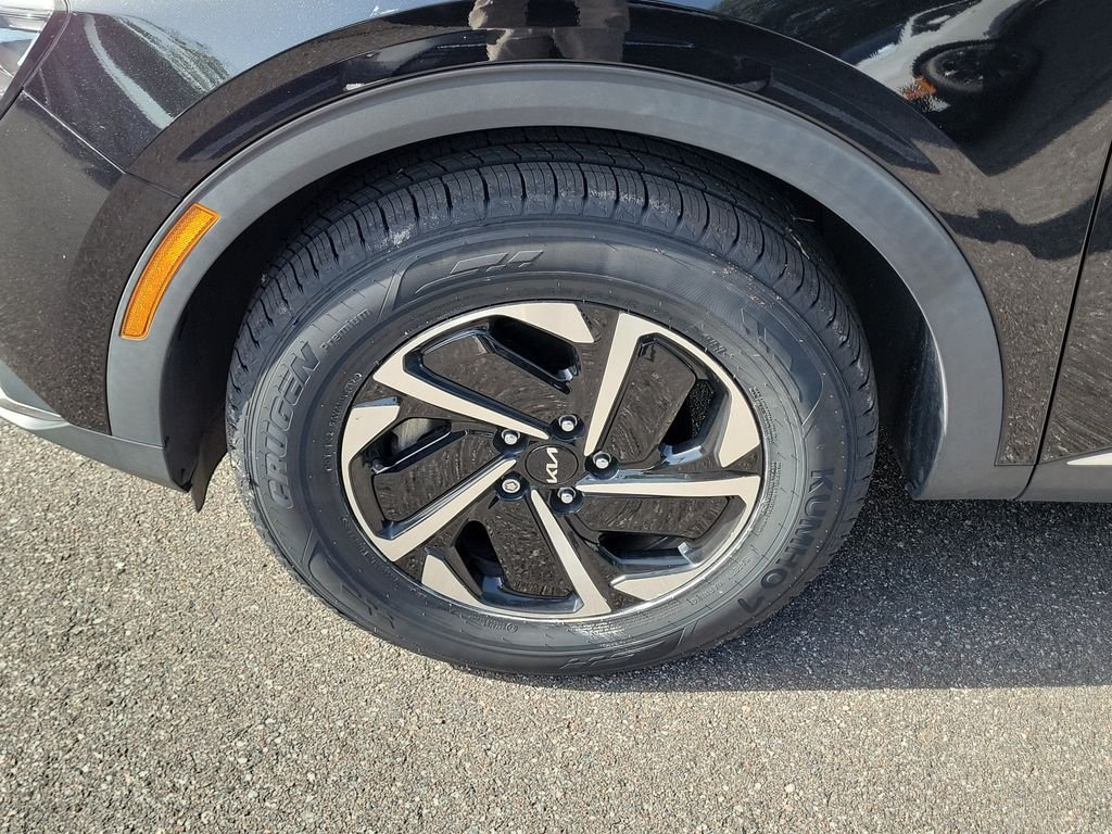 Used 2023 Fusion Black Kia LX image 37