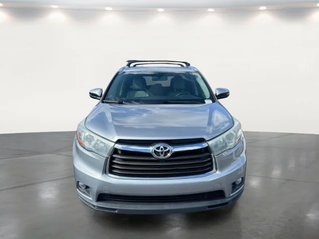 Used 2016 Silver Toyota XLE V6 image 7