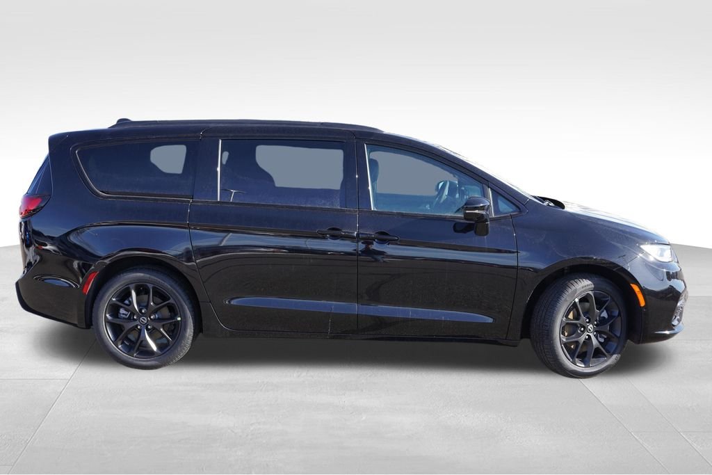New 2026 Diamond Black Crystal Pearl-Coat Exterior Paint Chrysler Select image 3
