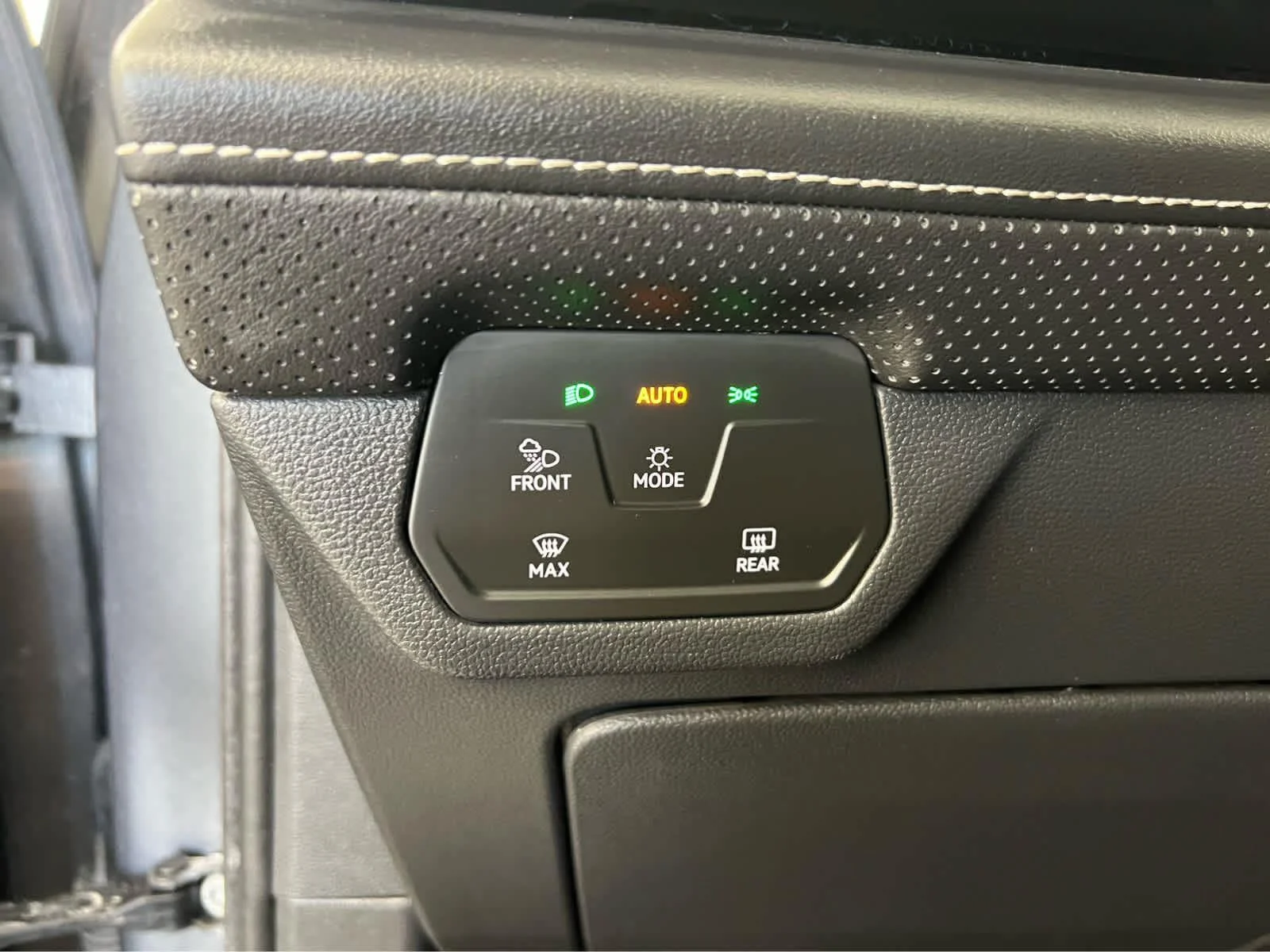 2025 Volkswagen Atlas SE w/Tech - Photo 14