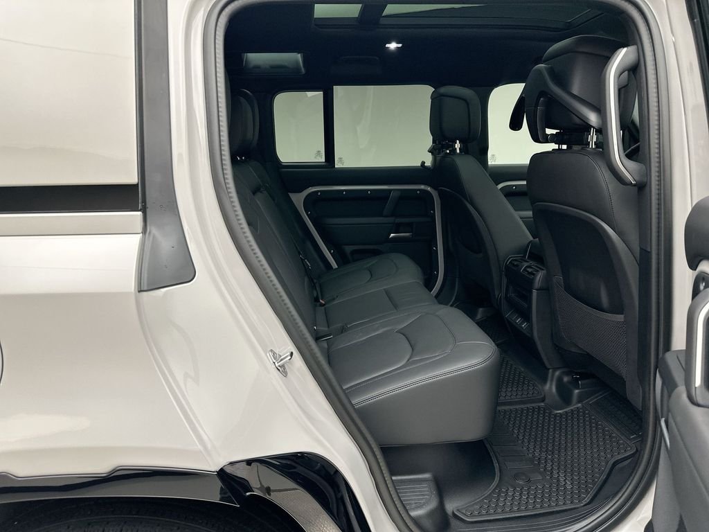 New 2026 Borasco Grey Metallic Land Rover X-Dynamic SE image 7