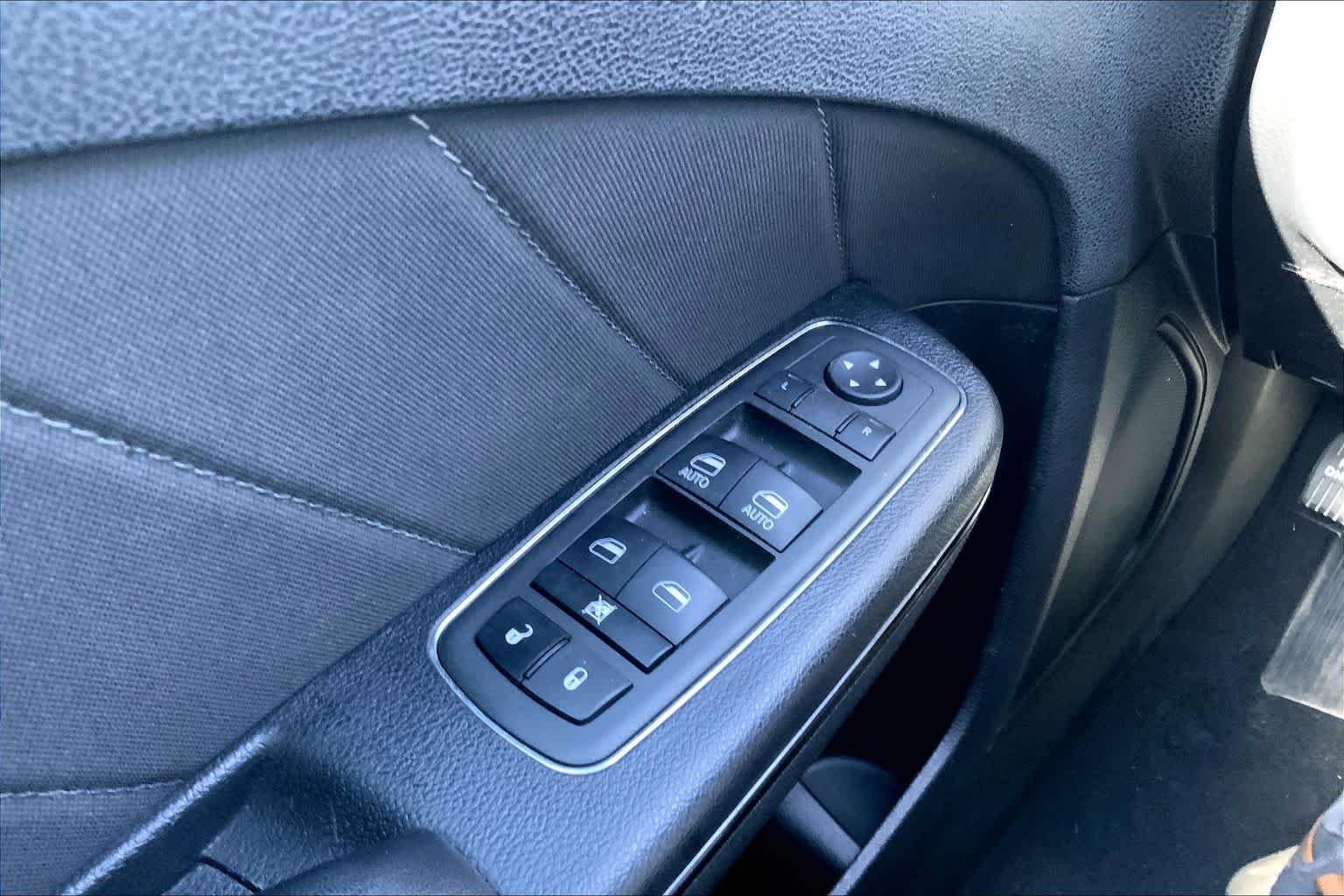 Used 2022 Granite Pearlcoat Dodge SXT image 32