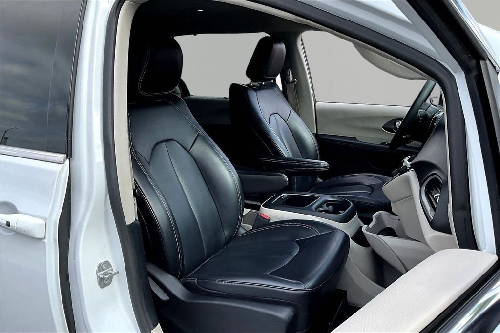 Used 2023 White Chrysler Touring L image 29