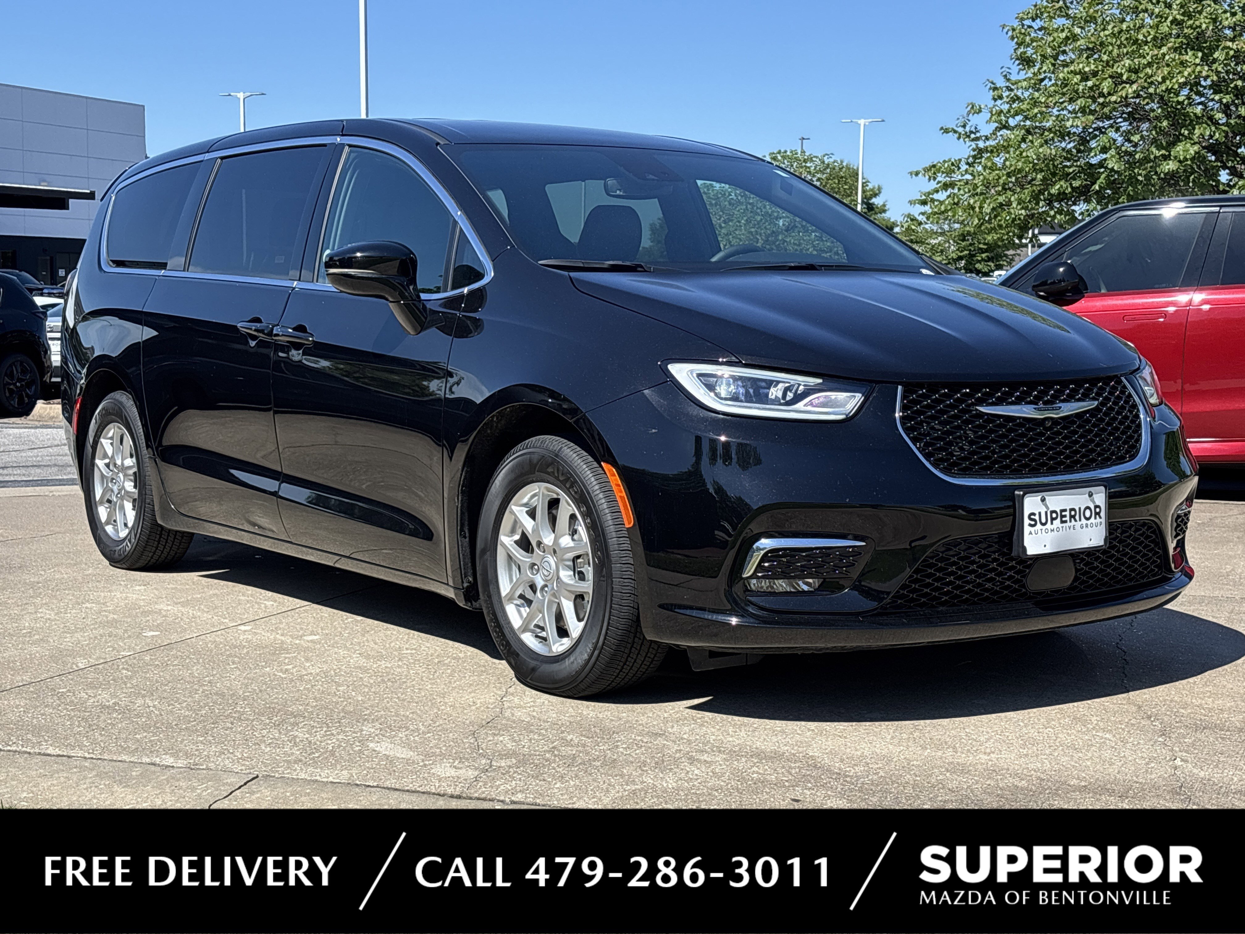 2025 Chrysler Pacifica Select's photo
