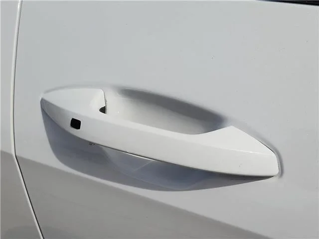 Used 2023 White KIA SX Front-Wheel Drive image 9
