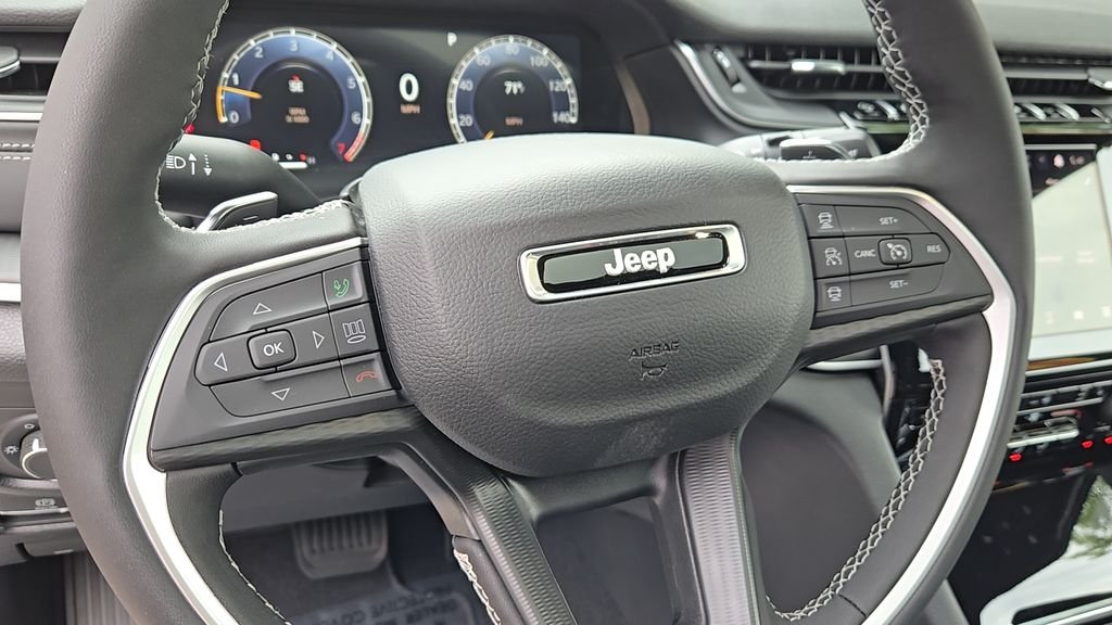 New 2026 Bright White Clear-Coat Exterior Paint Jeep Laredo X image 13