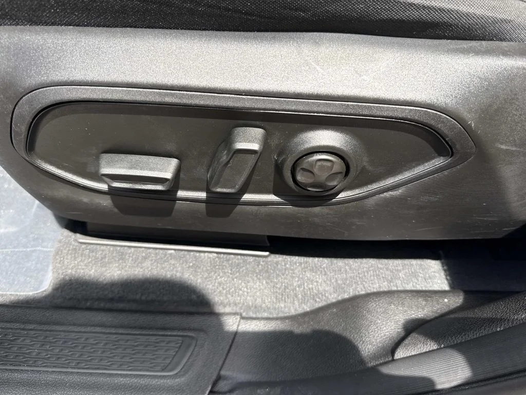 Used 2025 Silver Jeep Laredo image 26