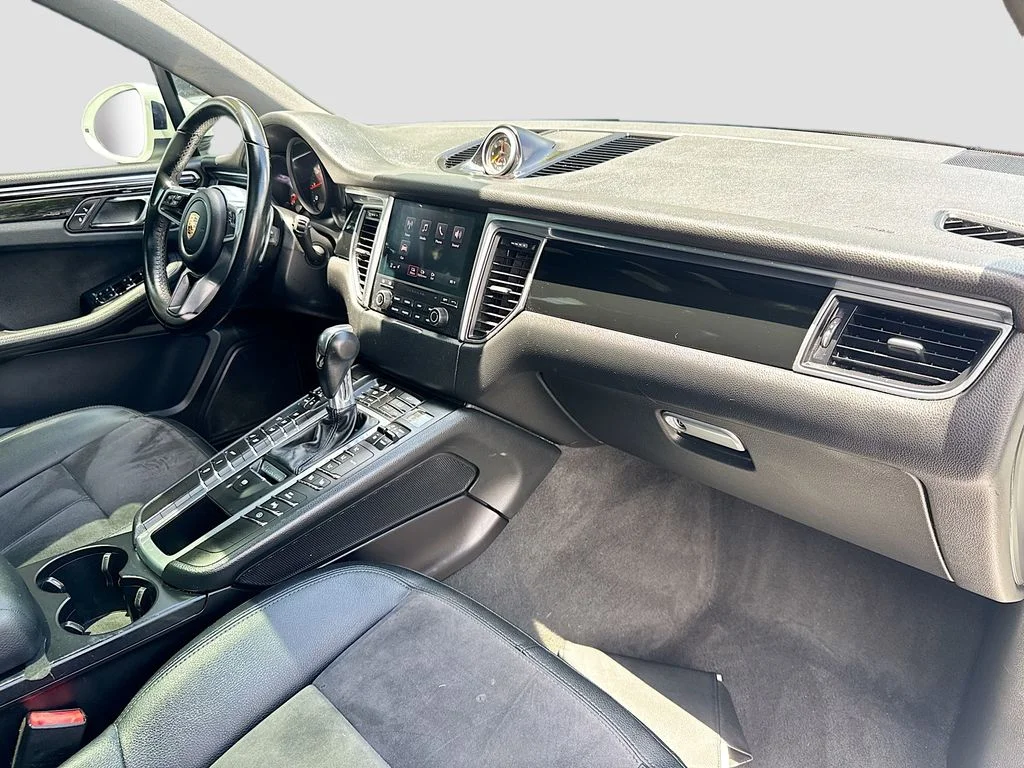 Used 2018  Porsche  image 30
