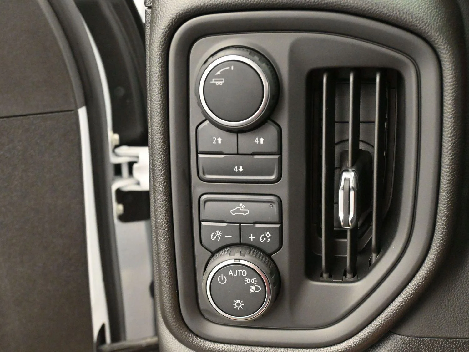 Used 2025 Summit White Chevrolet WT image 18
