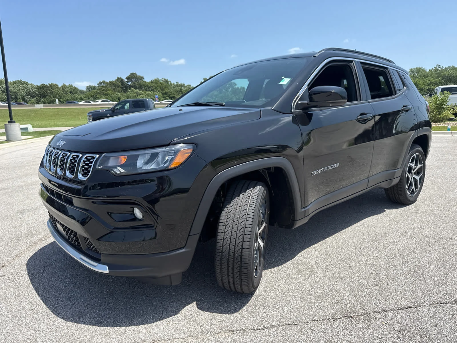 New 2026 Diamond Black Crystal Pearl-Coat Exterior Paint Jeep Limited image 4