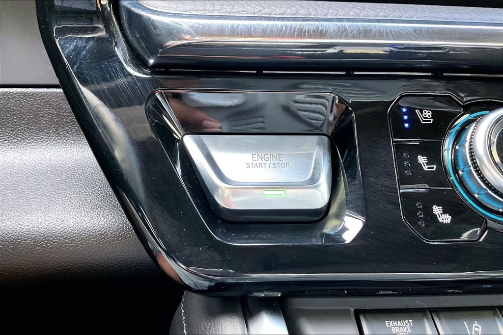 Used 2025 White GMC Denali image 24