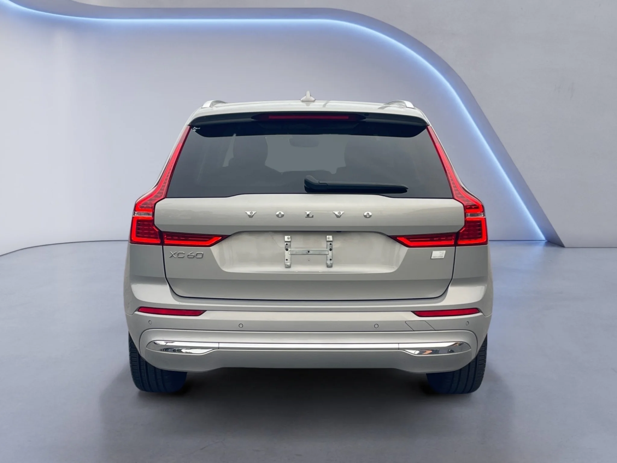 Used 2023 Thunder Grey Metallic Volvo Core Bright Theme image 4