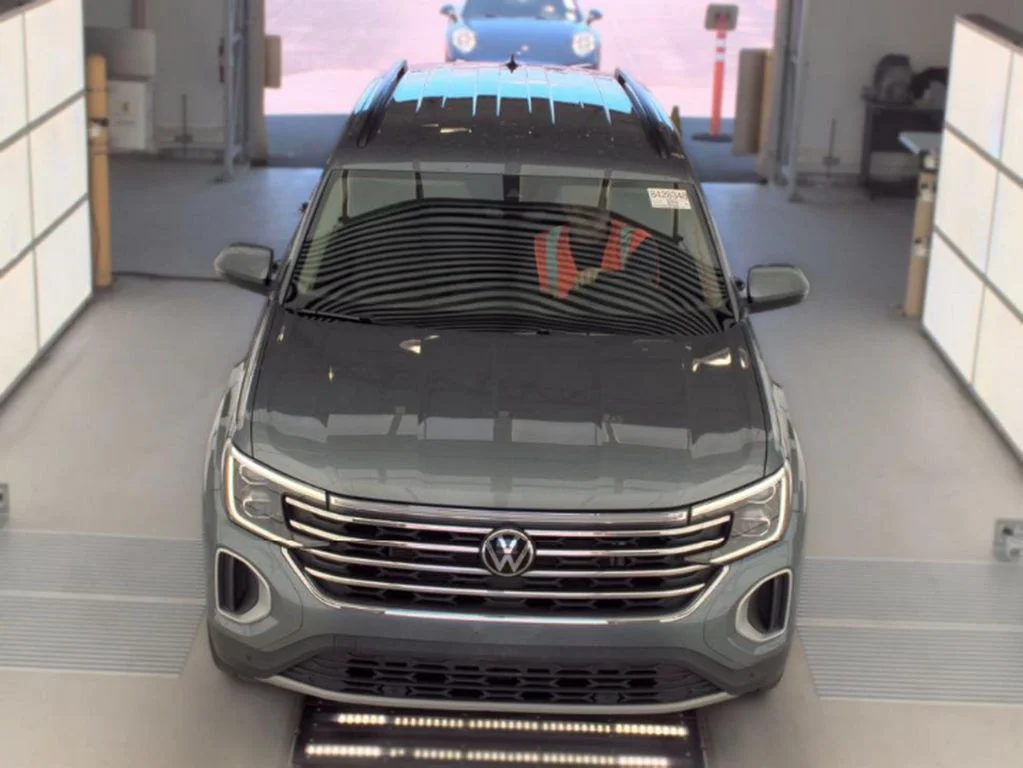 Used 2025 Gray Volkswagen 2.0T SE w/Technology image 2
