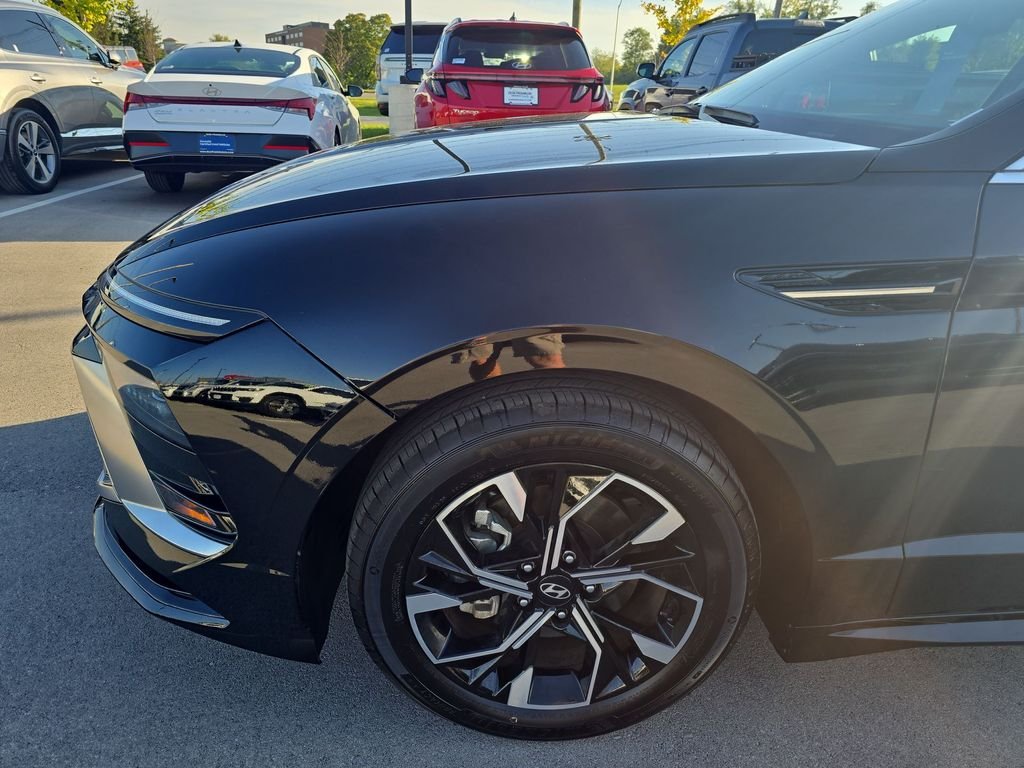 Used 2024 Black Hyundai SEL image 10