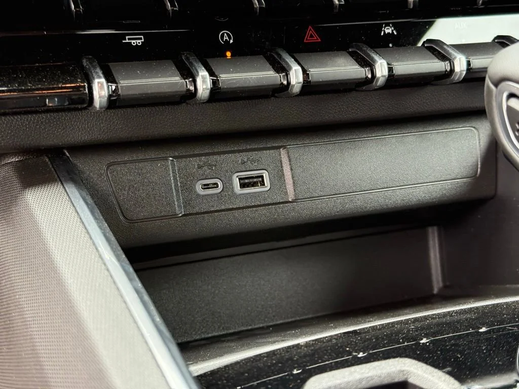 New 2026 Summit White GMC Elevation image 25