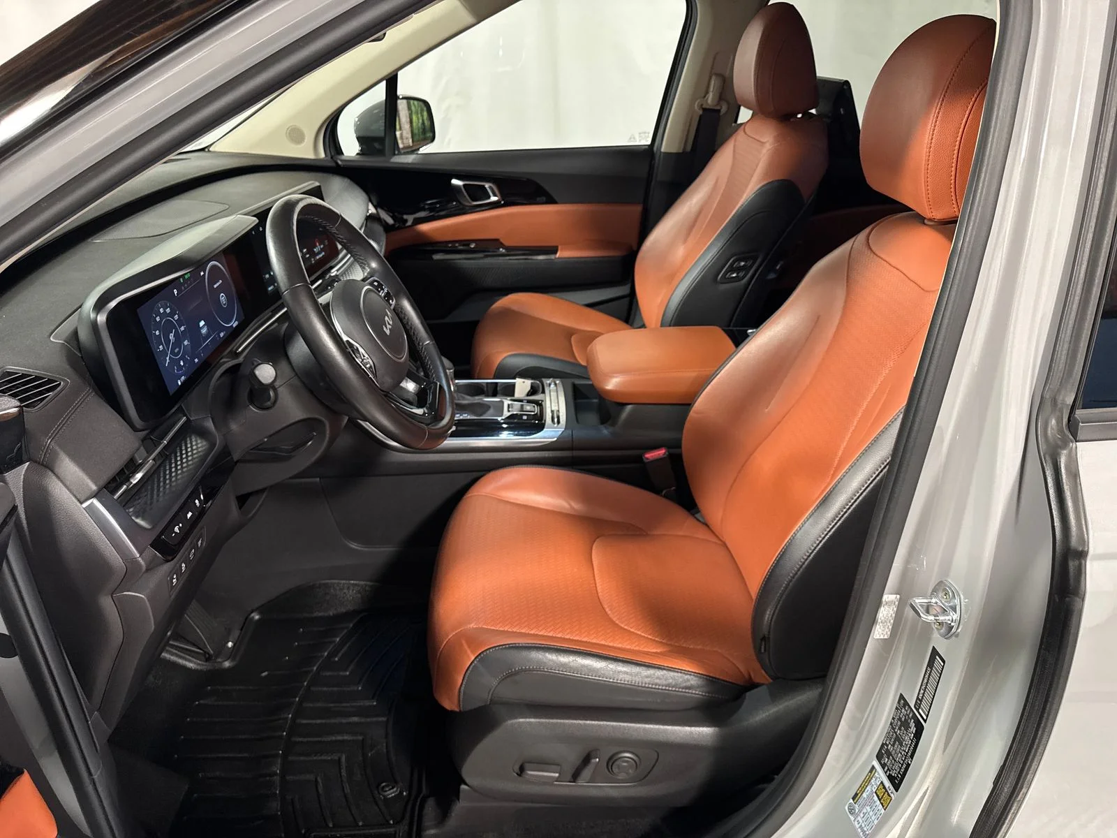 Used 2022 Ceramic White Kia SX Prestige image 3