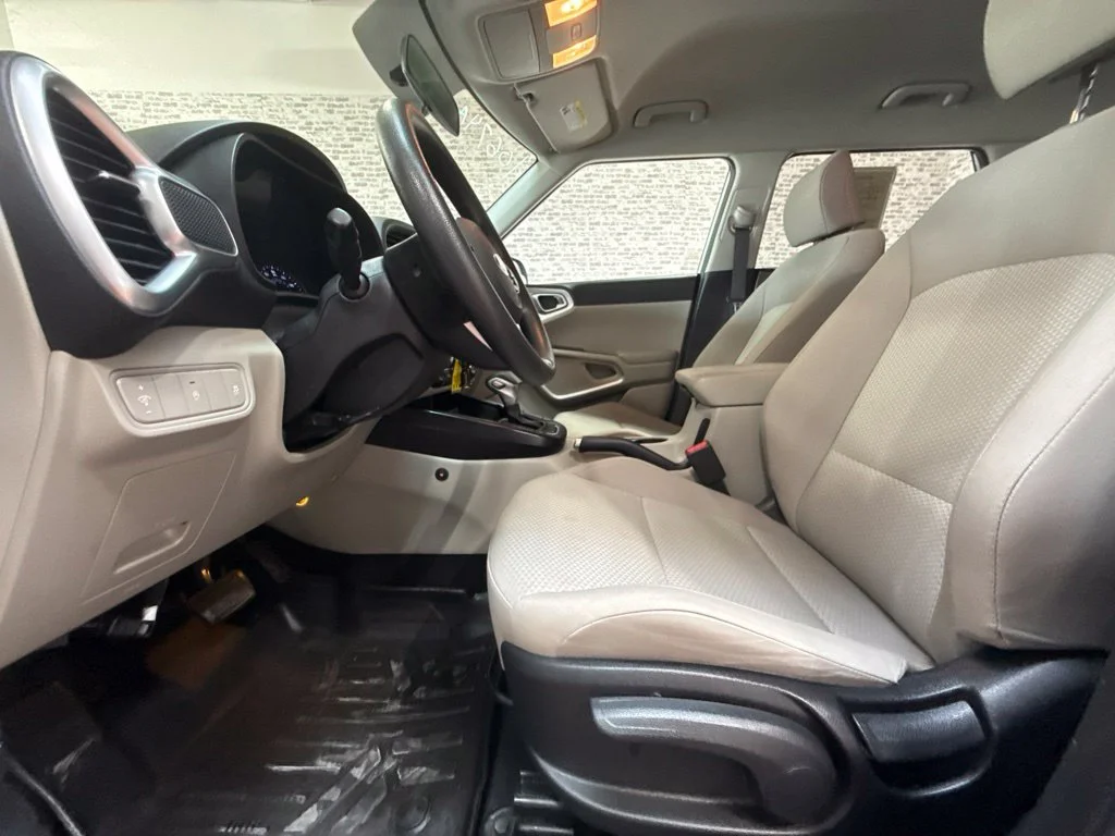 Used 2020 Sparkling Silver Kia LX image 24