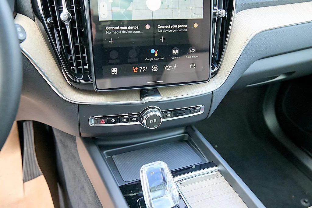 New 2026 Crystal White Volvo Plus image 17