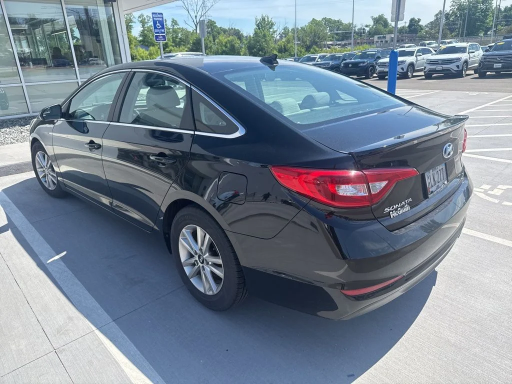 Used 2017 Black Hyundai SE image 6