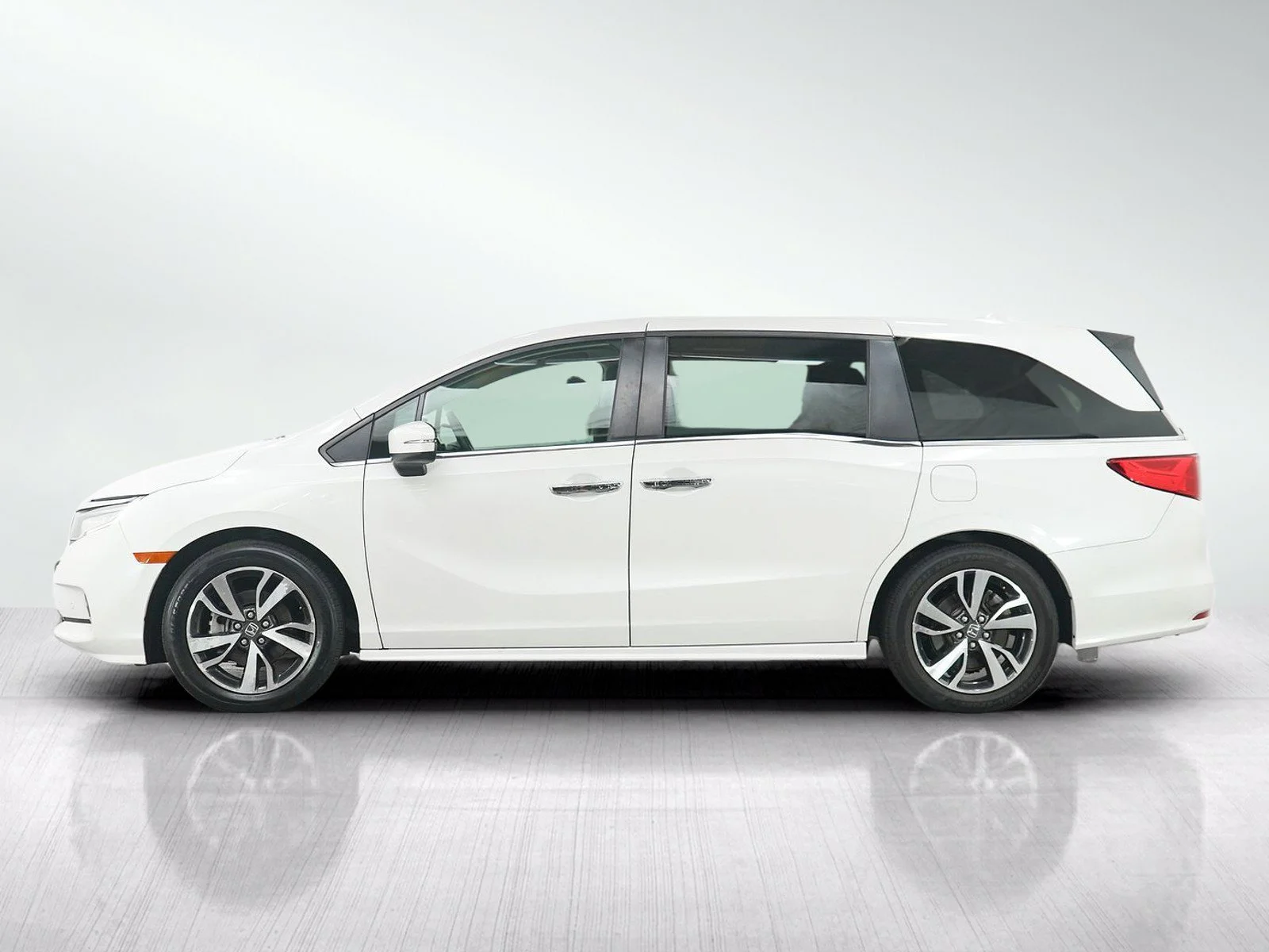 Used 2022 Honda Odyssey Touring with VIN 5FNRL6H88NB027046 for sale in Burnsville, Minnesota