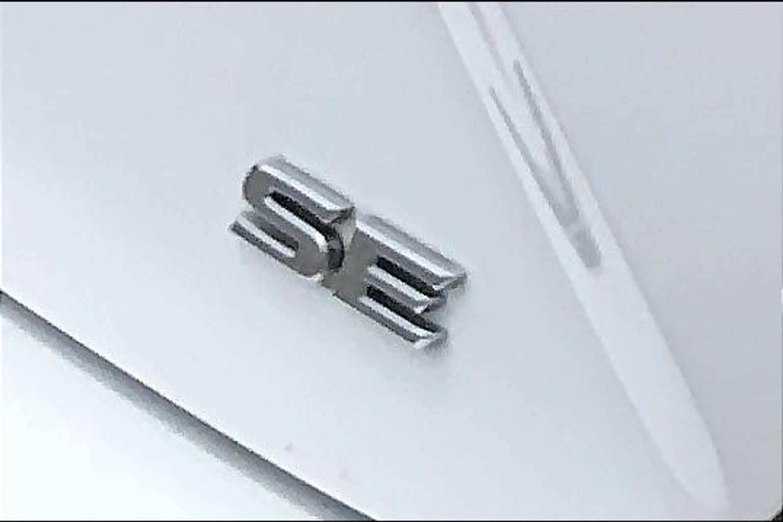 Used 2025 Ice Cap Toyota SE image 30