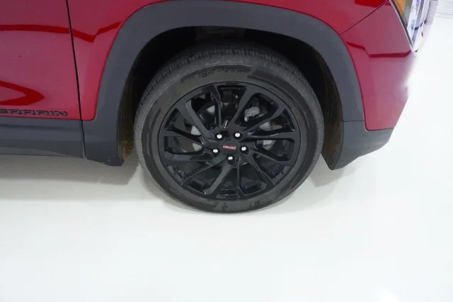 Used 2024  GMC SLE image 3