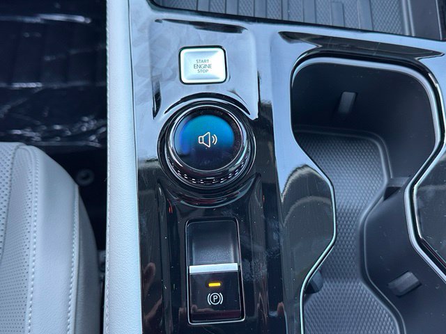 New 2027 White Volkswagen SE w/Technology image 36