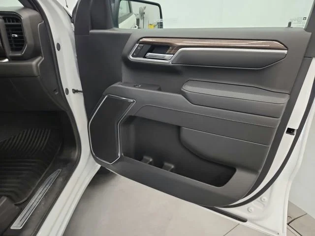 Used 2025 Summit White Chevrolet RST image 43