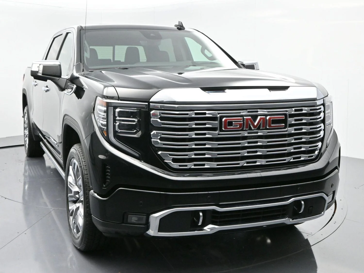 Used 2025 Onyx Black GMC Denali image 2
