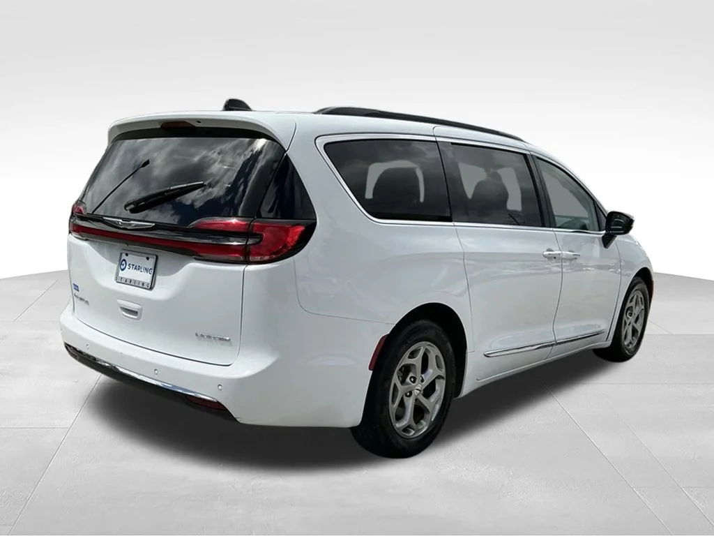Used 2023 White Chrysler Limited image 10