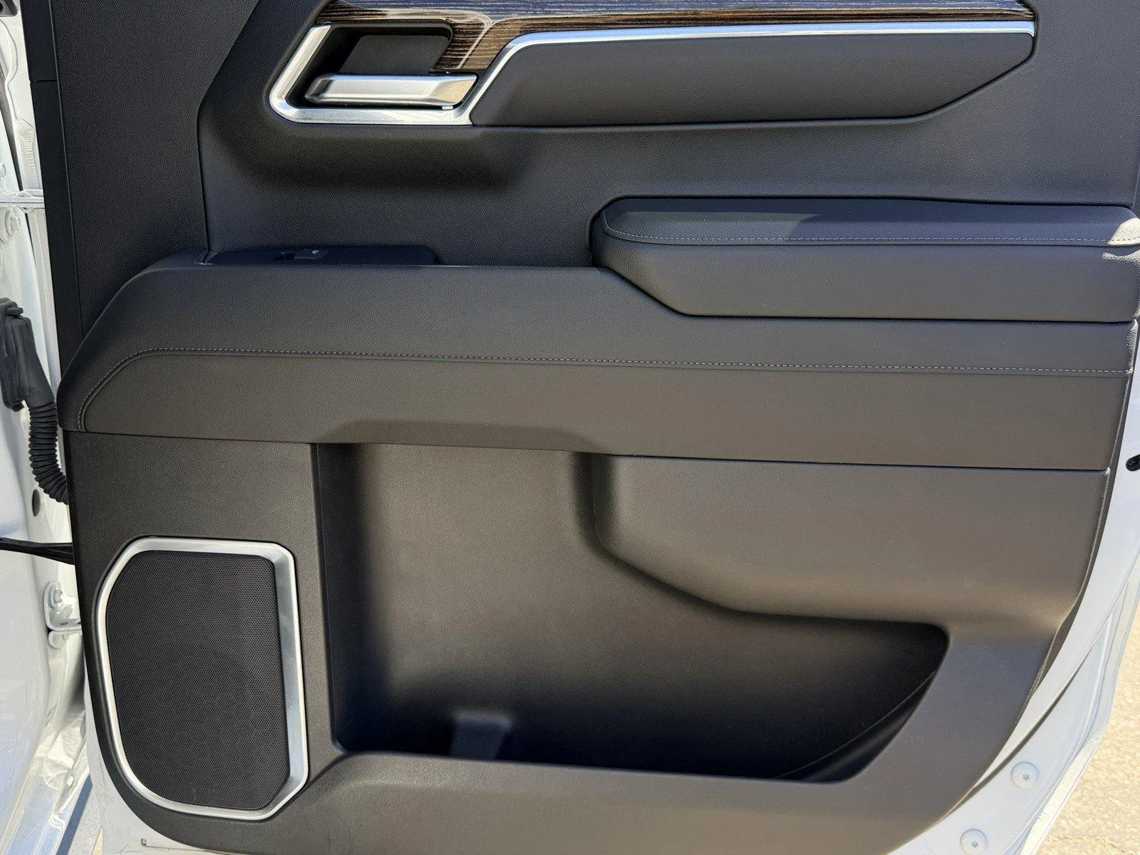 Used 2022 Summit White GMC Elevation image 11