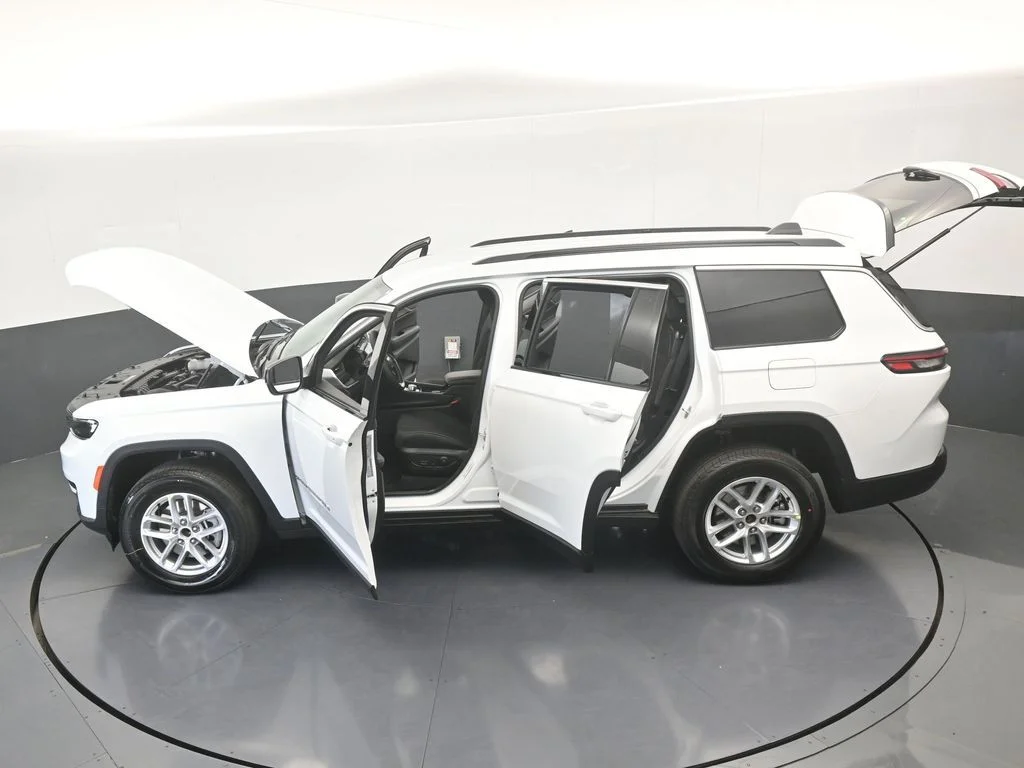 New 2026 Bright White Clear-Coat Exterior Paint Jeep Laredo image 61