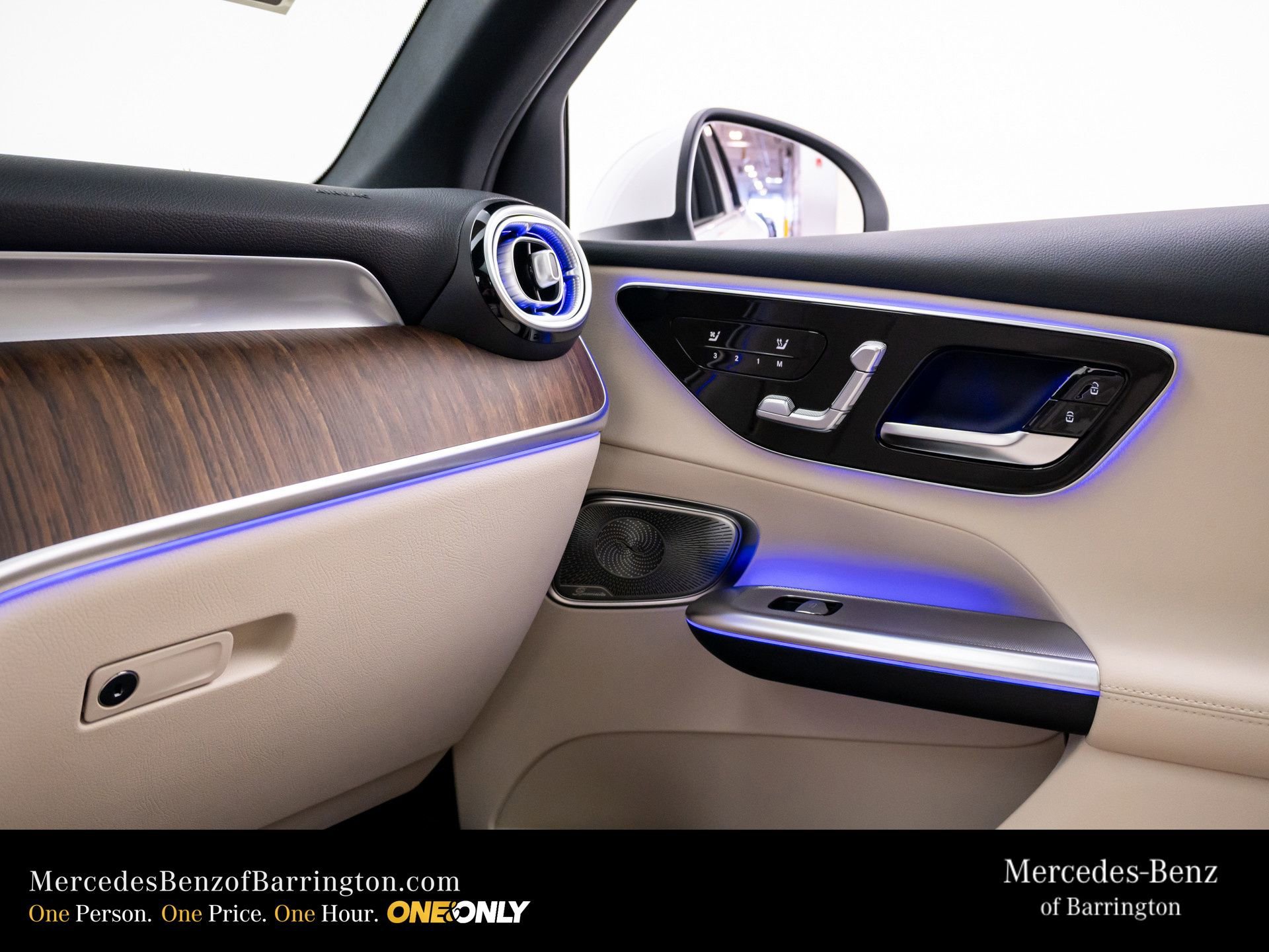 New 2026 MANUFAKTUR Moonlight White Metallic Mercedes-Benz GLC 300 image 83