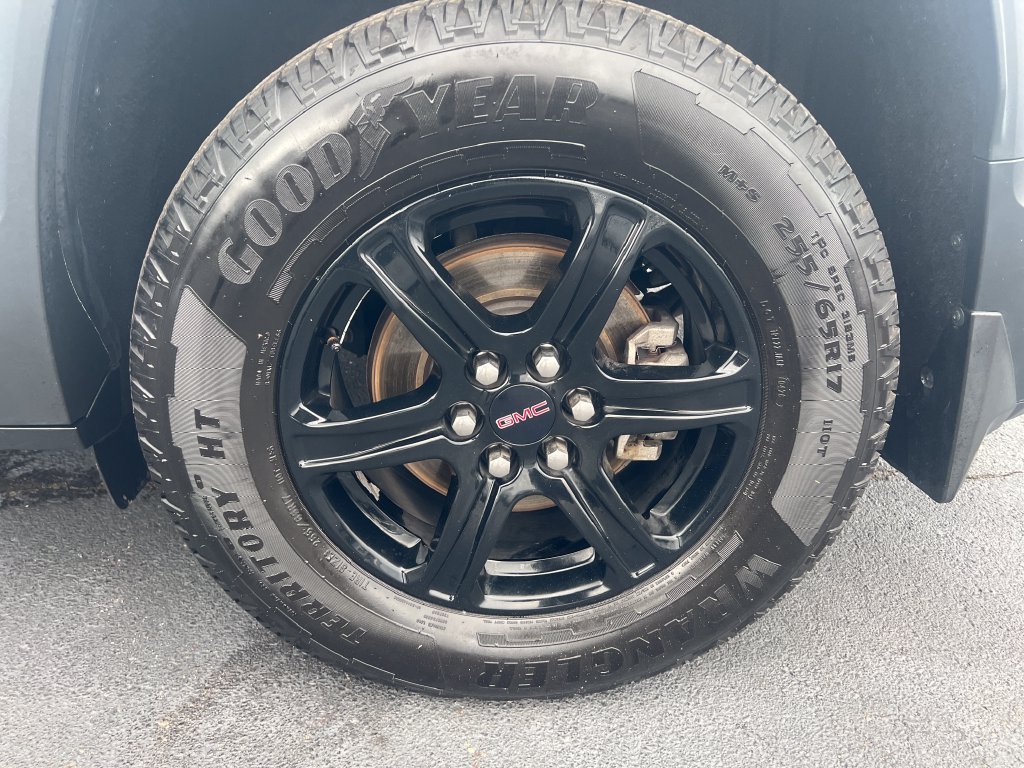 Used 2021 White GMC AT4 image 9