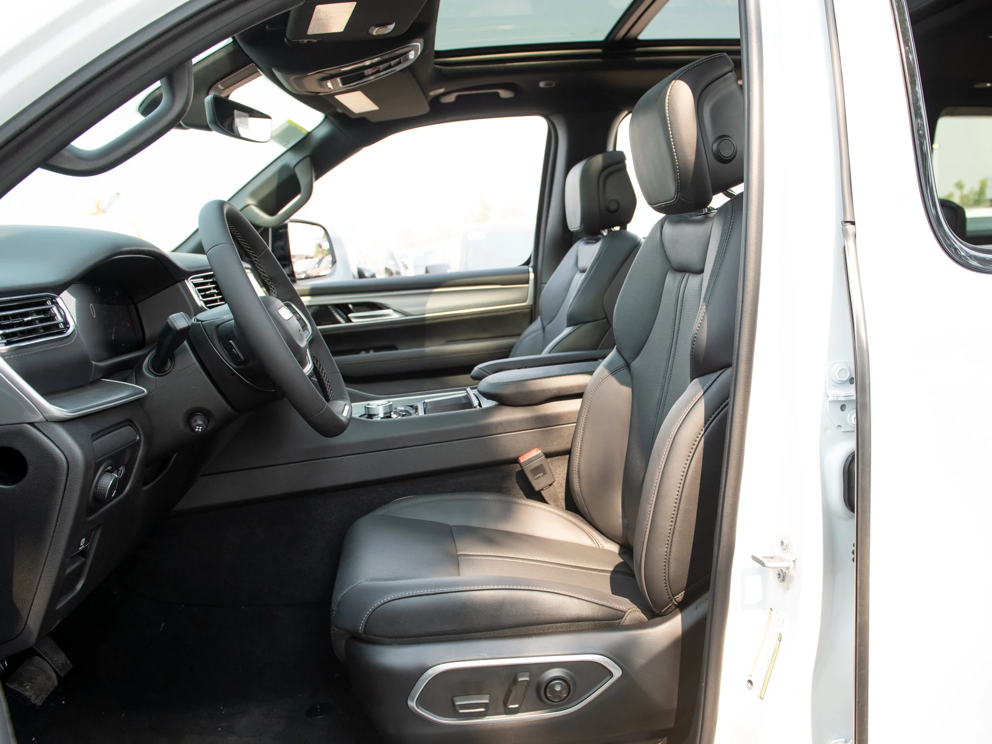 New 2026 White Jeep Limited Reserve* image 23